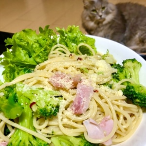 生ハムとブロッコリーのアンチョビ風味パスタ